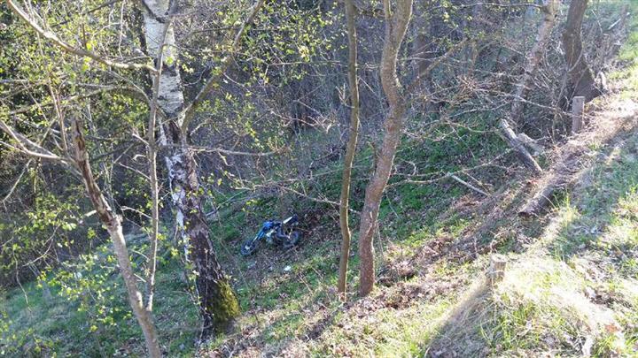 FOTO: Najstnik z motornim kolesom pristal v jarku