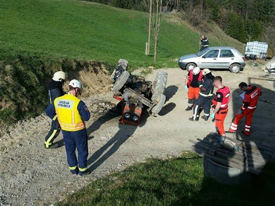 V Radljah umrl traktrorist - nanj se je prevrnil traktor