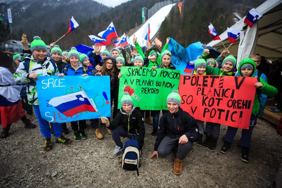 Koroški otroci v Planici navijali za naše skakalce