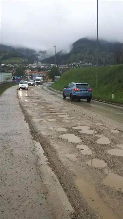Deževje v Dravogradu povzročilo prometni kaos