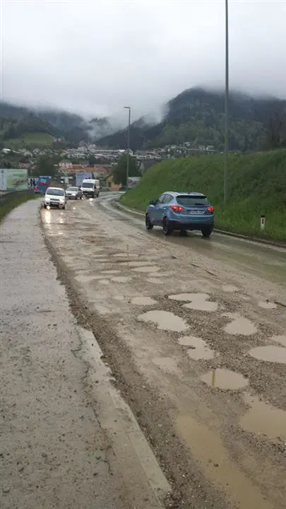Deževje v Dravogradu povzročilo prometni kaos