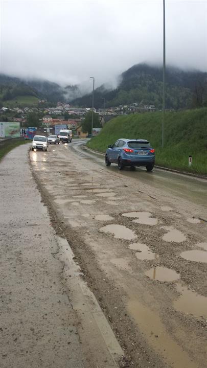 Deževje v Dravogradu povzročilo prometni kaos