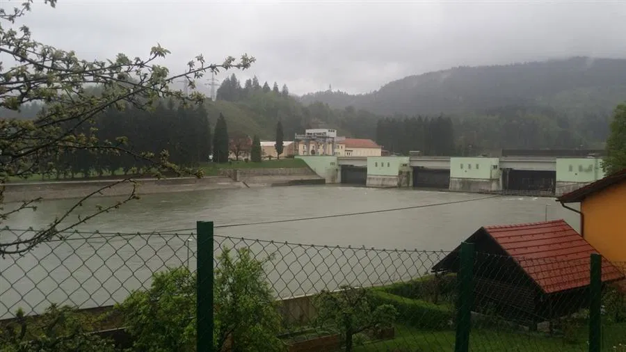Meteorologi opozarjajo na močne padavine v noči na petek