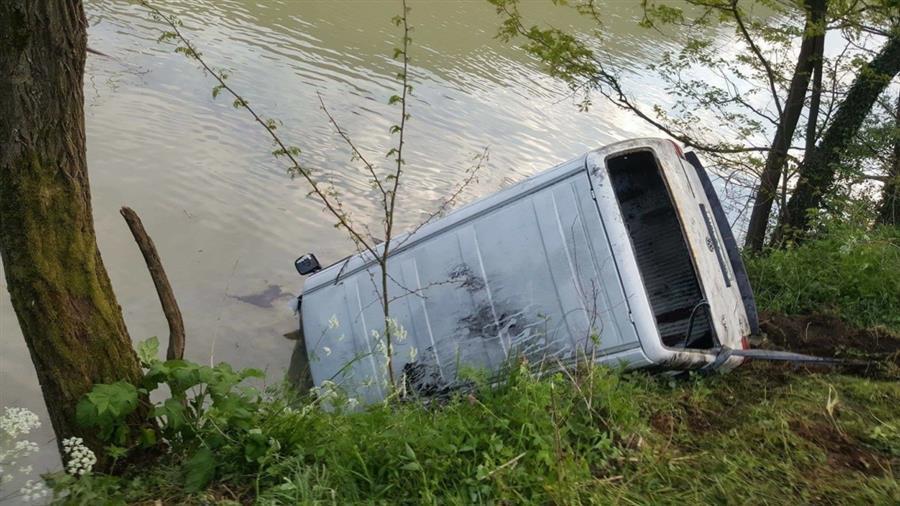 FOTO: Vozilo zapeljalo v Dravo, voznik umrl