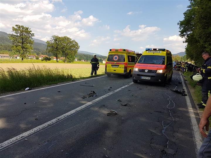 V prometni nesreči treh vozil, kar 6 poškodovanih