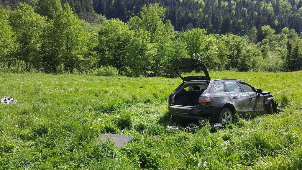 Vozilo večkrat obrnilo, dve osebi poškodovani