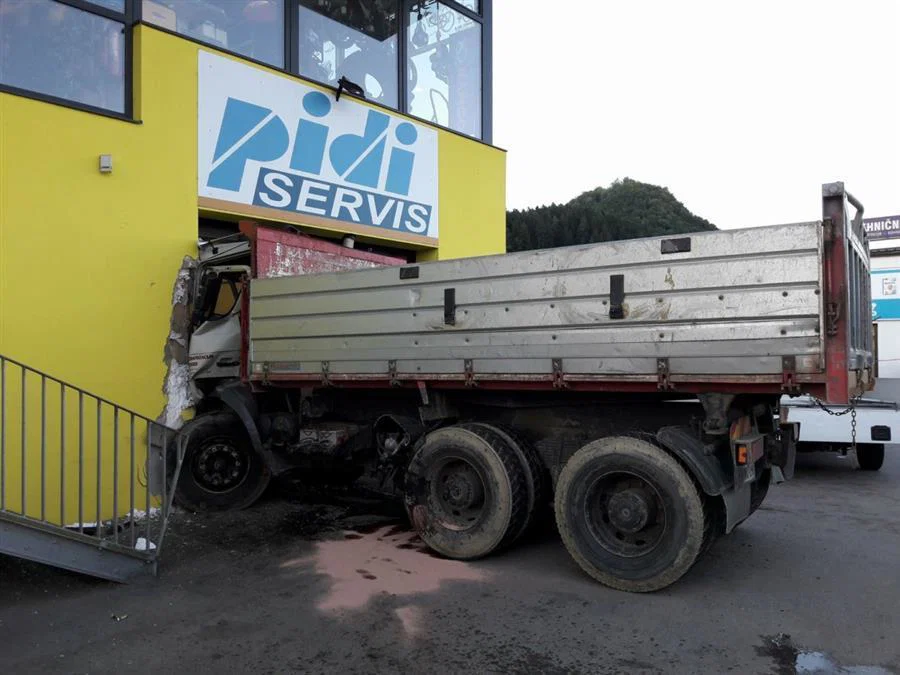 FOTO: Tovorno vozilo se je po trku s kombiniranim vozilom zaletelo 'Pidi servis'