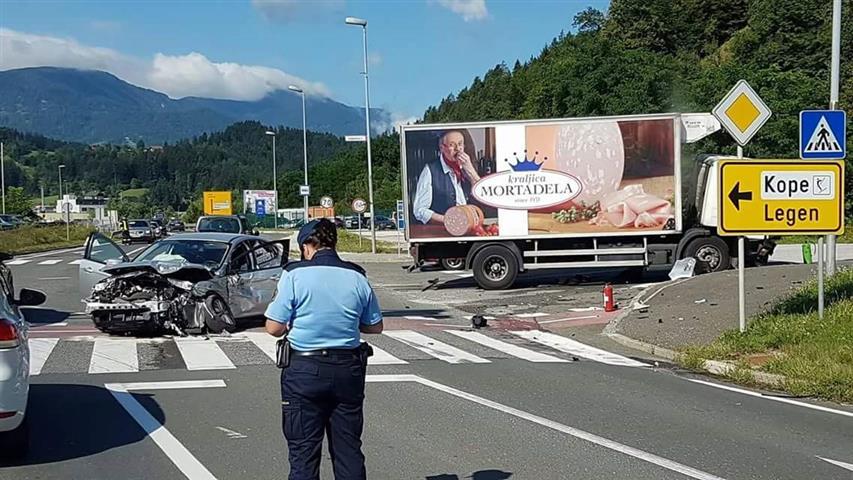 V trčenju tovornjaka in osebnega avta pri Slovenj Gradcu sopotnica hudo poškodovana