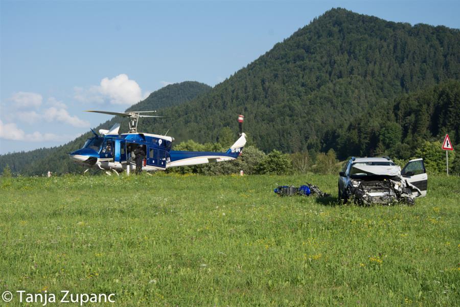 Poškodovanega motorista s helikopterjem prepeljali v UKC Maribor