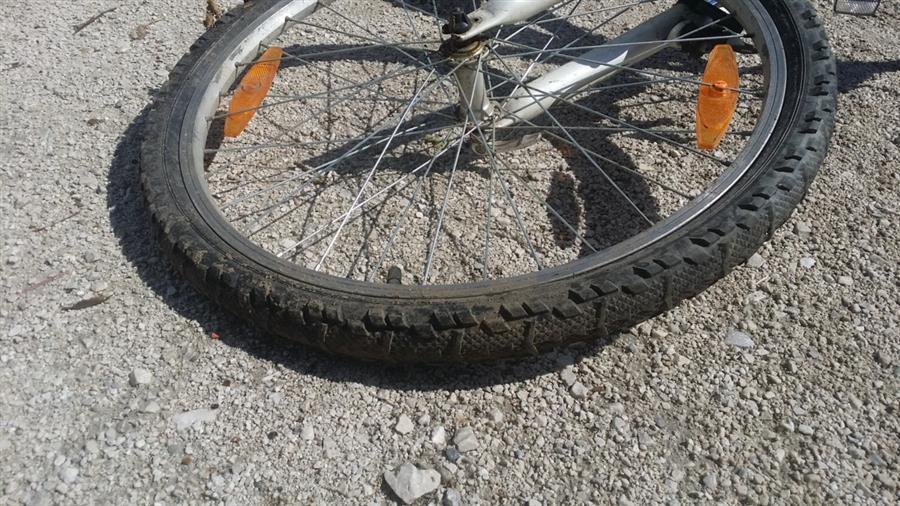 Motorist po trčenju v kolesarja nadaljeval z vožnjo