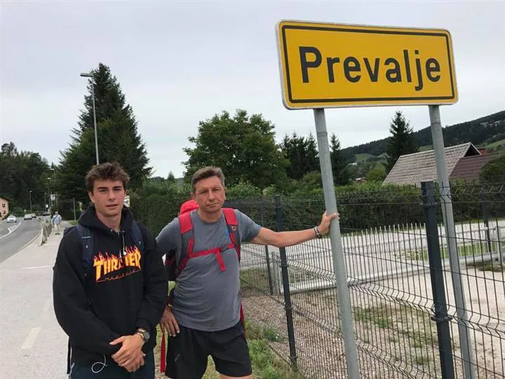 FOTO in VIDEO: Pahorjeva etapa po Koroški: Na Ravnah sprejem s harmoniko