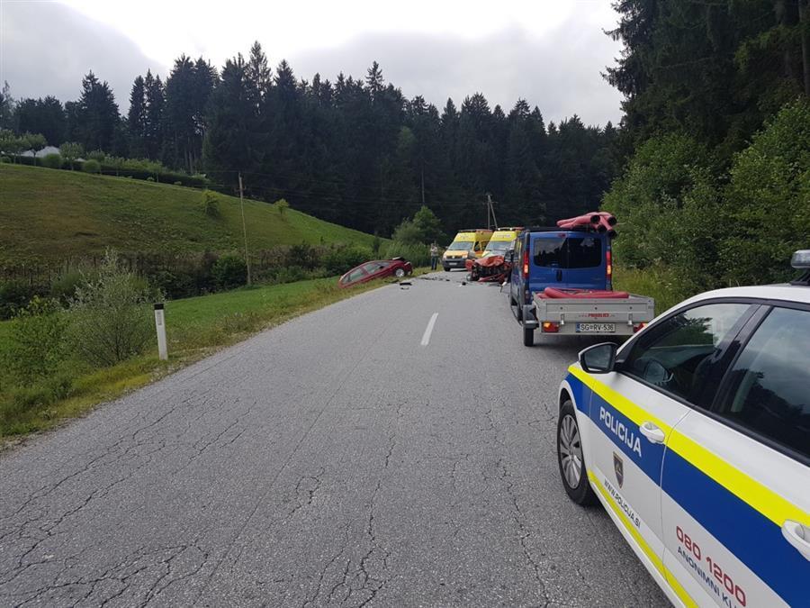 FOTO: 19-letnica in 46-letnik hudo poškodovana v prometni nesreči