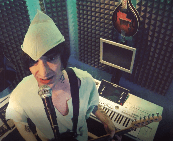 Mežičan Aljaž Vuk se predstavlja z avtorskim komadom in videospotom, ki ga je posnel sam