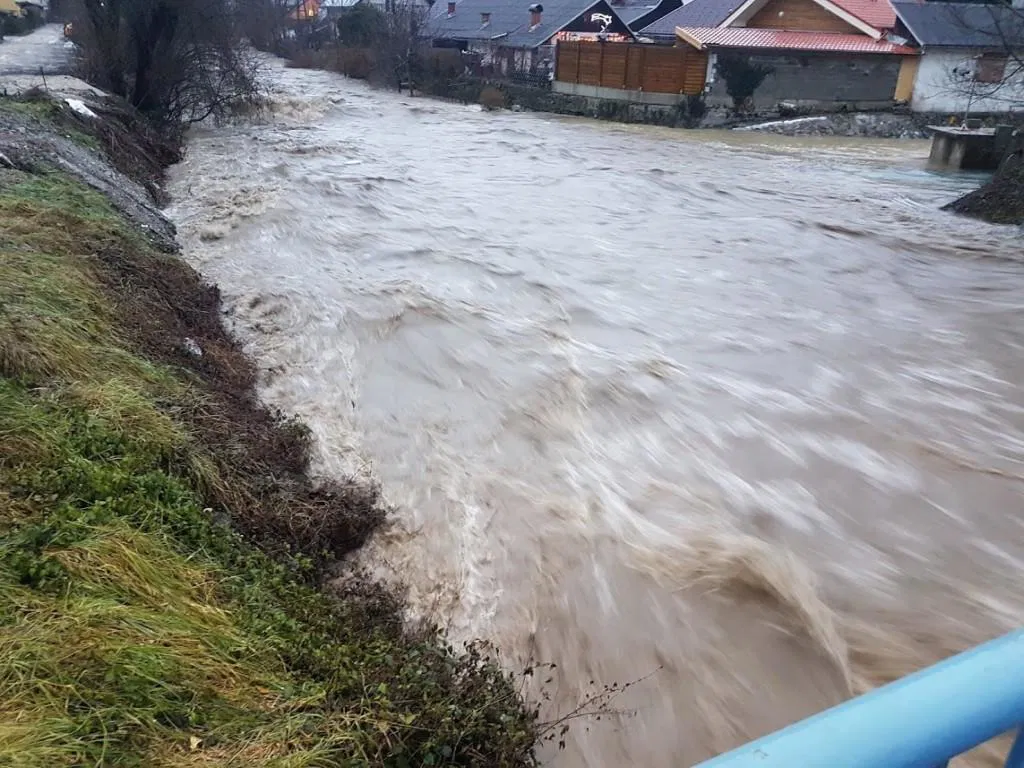 FOTO in VIDEO: Na Prevaljah občan skočil v reko Mežo