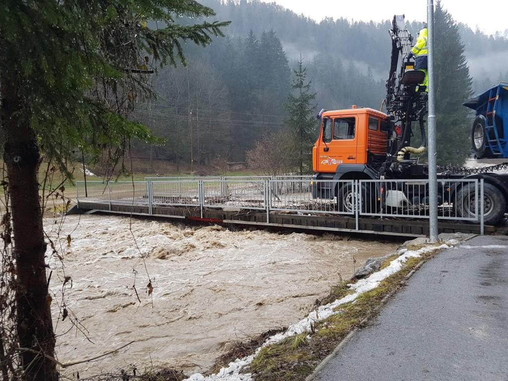 FOTO in VIDEO: Meža pri Torčevi žagi že ogroža most
