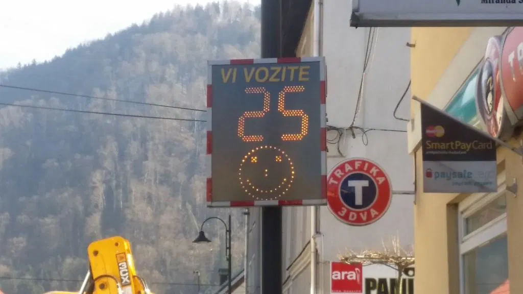 Prikazovalniki hitrosti odslej tudi na Prevaljah in v Mežici