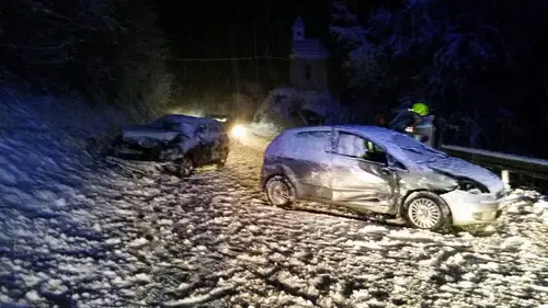 Na zasneženi cesti izgubila oblast nad vozilom - oba voznika poškodovana