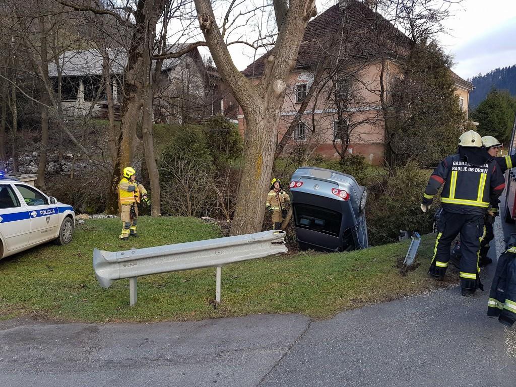 FOTO: Osebno vozilo pristalo v jarku