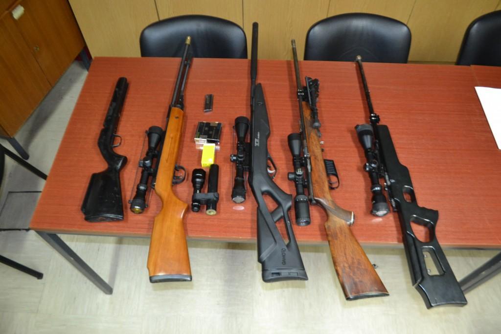 Zaradi nasilja v družini so pri 48-letniku iz Radelj našli orožje, ki so mu ga zasegli