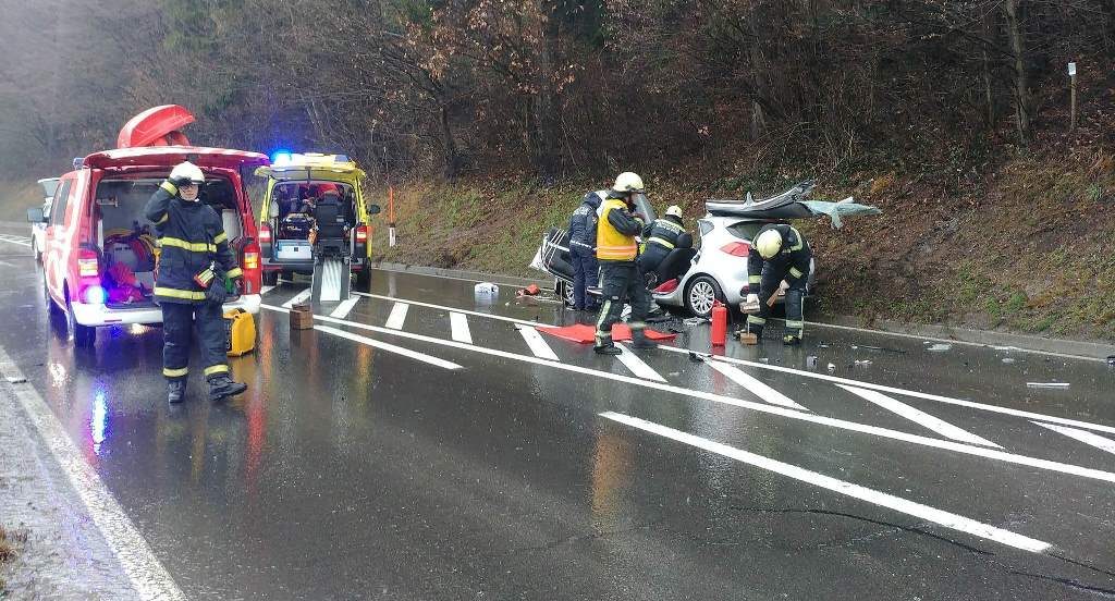 Trčila tovornjak in osebno vozilo, posredoval tudi helikopter