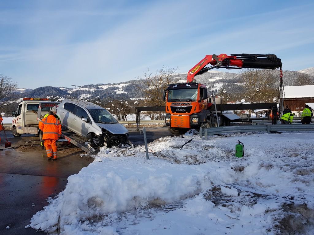 FOTO: V Mislinjski Dobravi s tovornega vozila padel tovor