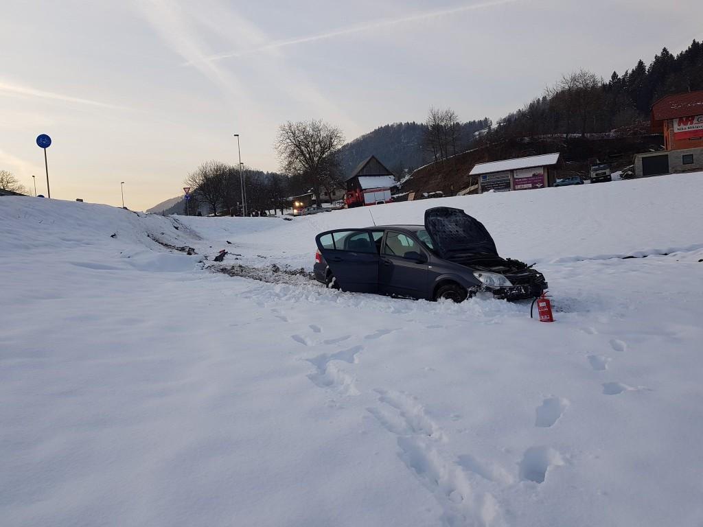 V krožišču zapeljal s ceste - dve osebi poškodovani