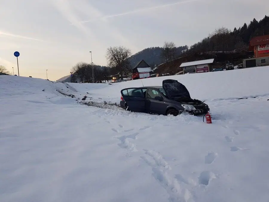 V krožišču zapeljal s ceste - dve osebi poškodovani