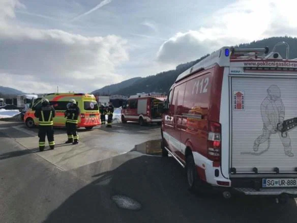 FOTO: Prometna nesreča v Jedrti - ena oseba poškodovana