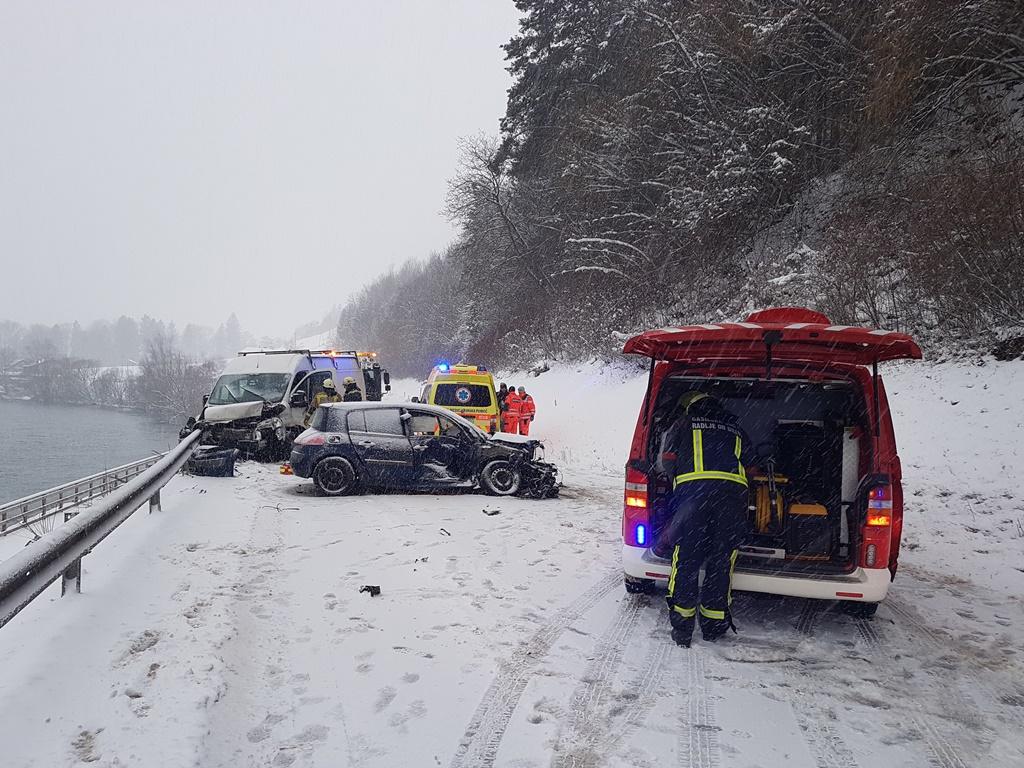 V trčenju kombija in osebnega avta ena oseba poškodovana