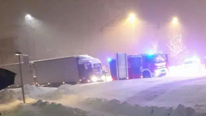 Tovornjak obtičal v snegu