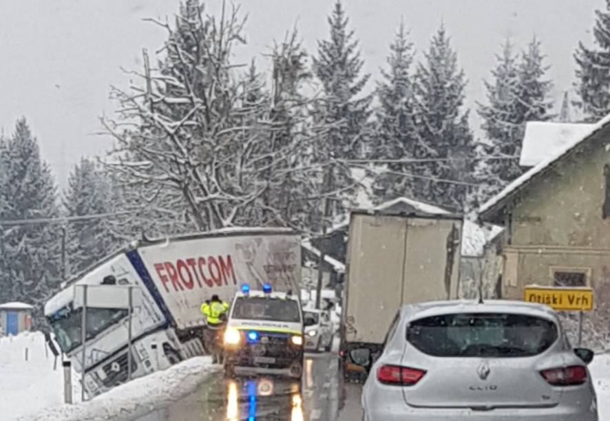 Tovornjak zdrsnil s spolzke ceste