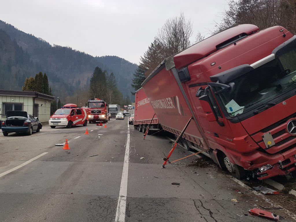 Pri HE Vuhred trčila tovornjak in avto