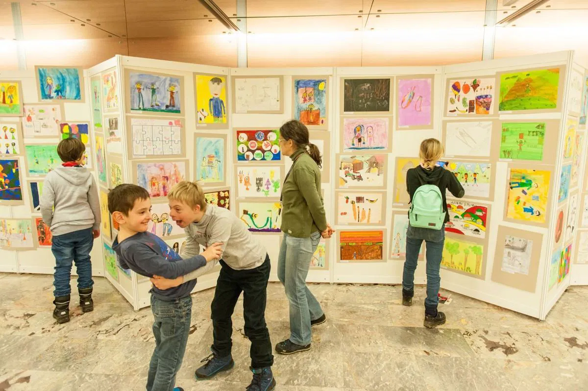 Sprejemanje drugačnosti skozi potujočo likovno razstavo v Slovenj Gradcu