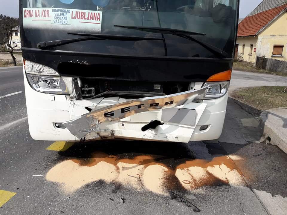 FOTO: Trčila osebno vozilo in avtobus, ena oseba poškodovana