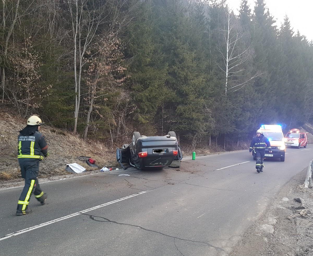 Na Radeljskem prelazu se je osebno vozilo prevrnilo na streho