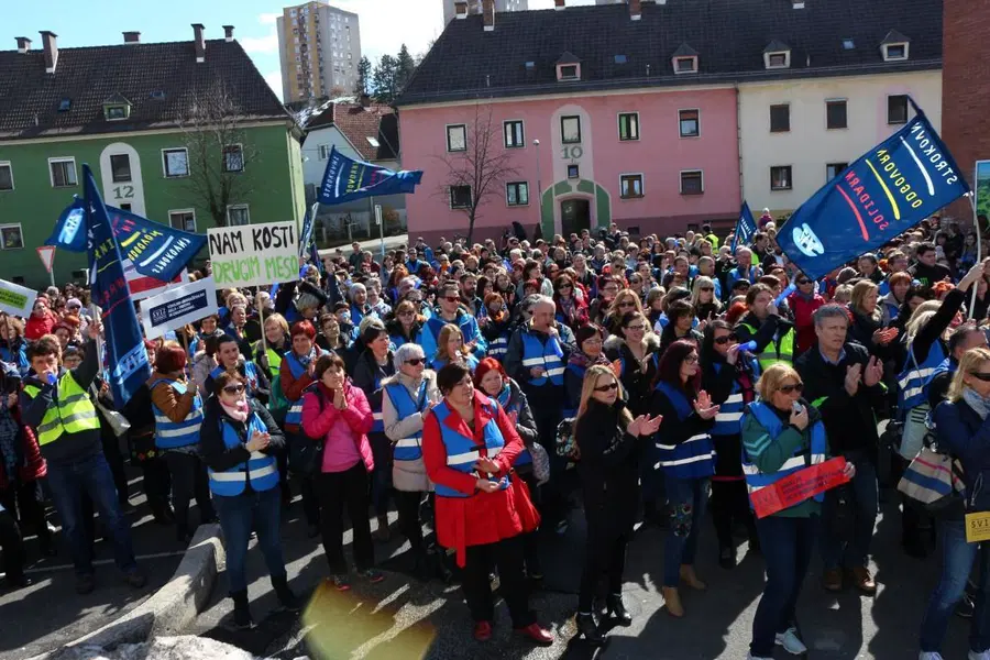 FOTOGALERIJA in VIDEO: Koroške šole danes zaprte - stavka učiteljev tudi na Ravnah