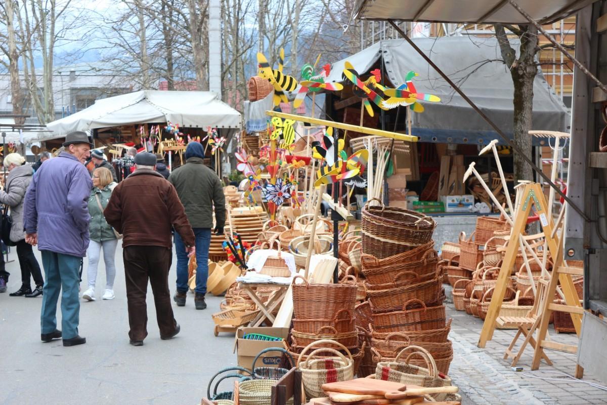 FOTO: Jožefov sejem v Slovenj Gradcu kljub nizkim temperaturam privablja obiskovalce