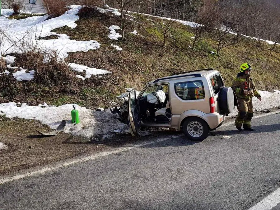 Radeljsi gasilci pomagali v trčenju avtobusa in osebnega vozila
