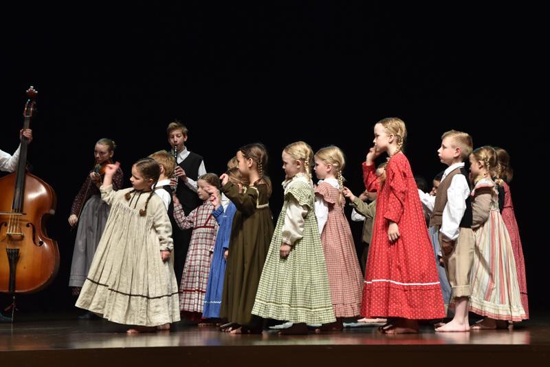 Mladi folkloristi z igro, plesom in pesmijo v pomlad