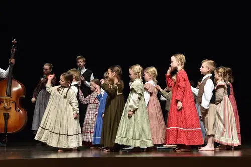 Mladi folkloristi z igro, plesom in pesmijo v pomlad