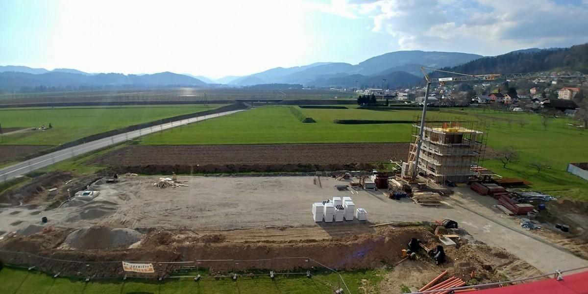 FOTO: V Radljah gradijo prvi poligon v Sloveniji, ki bo zgrajen v skladu s projektom GZS