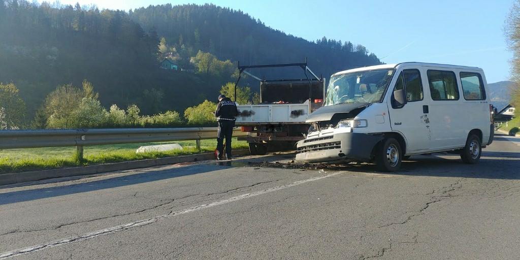 Ob trčenju kombijev oseba ostala ujeta v vozilu