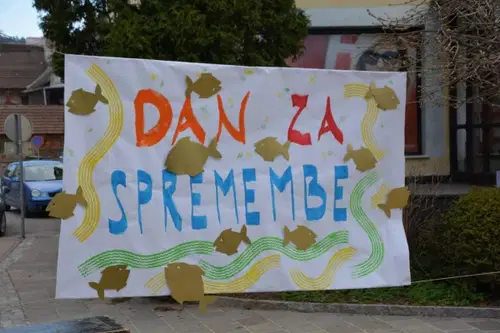 FOTO: Več kot 700 prostovoljcev s skupnimi močmi spreminjalo Ravne