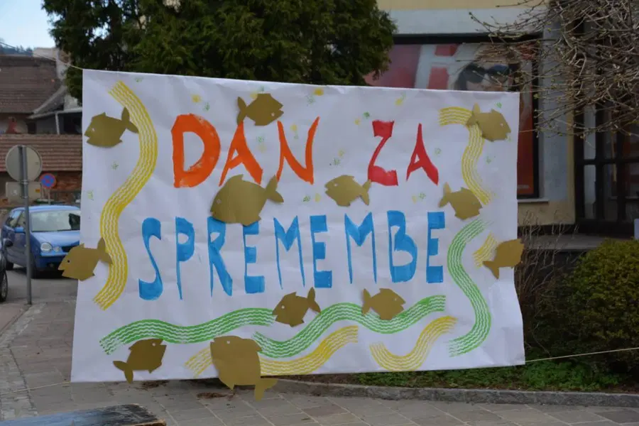 FOTO: Več kot 700 prostovoljcev s skupnimi močmi spreminjalo Ravne