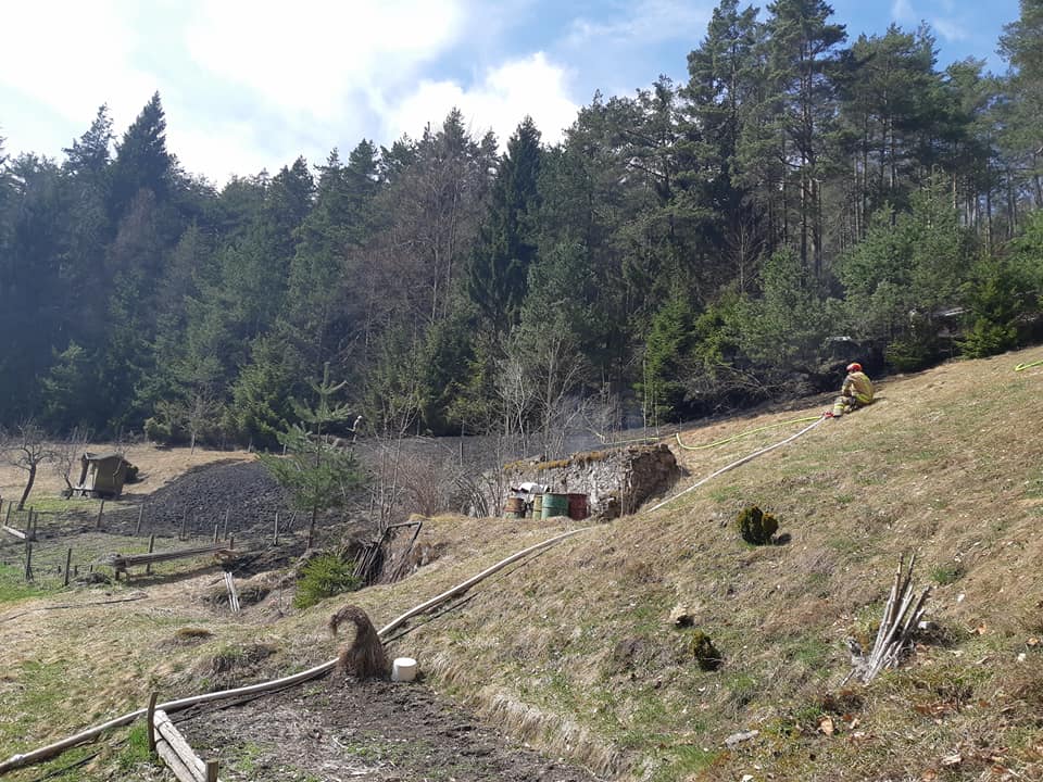 Gasilci pogasili gozdni požar v Mežici