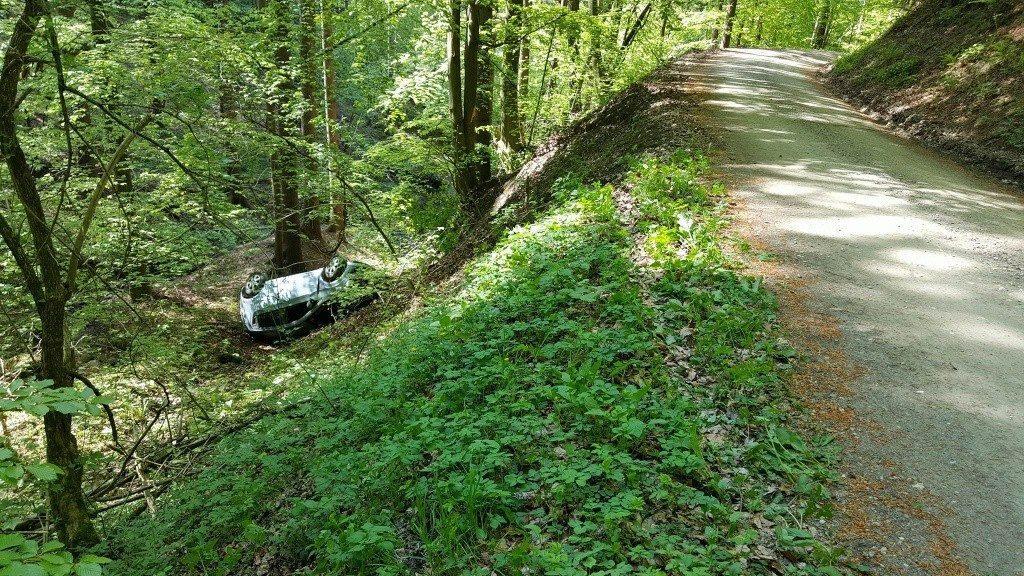 FOTO: V Radljah vozilo zgrmelo v globel