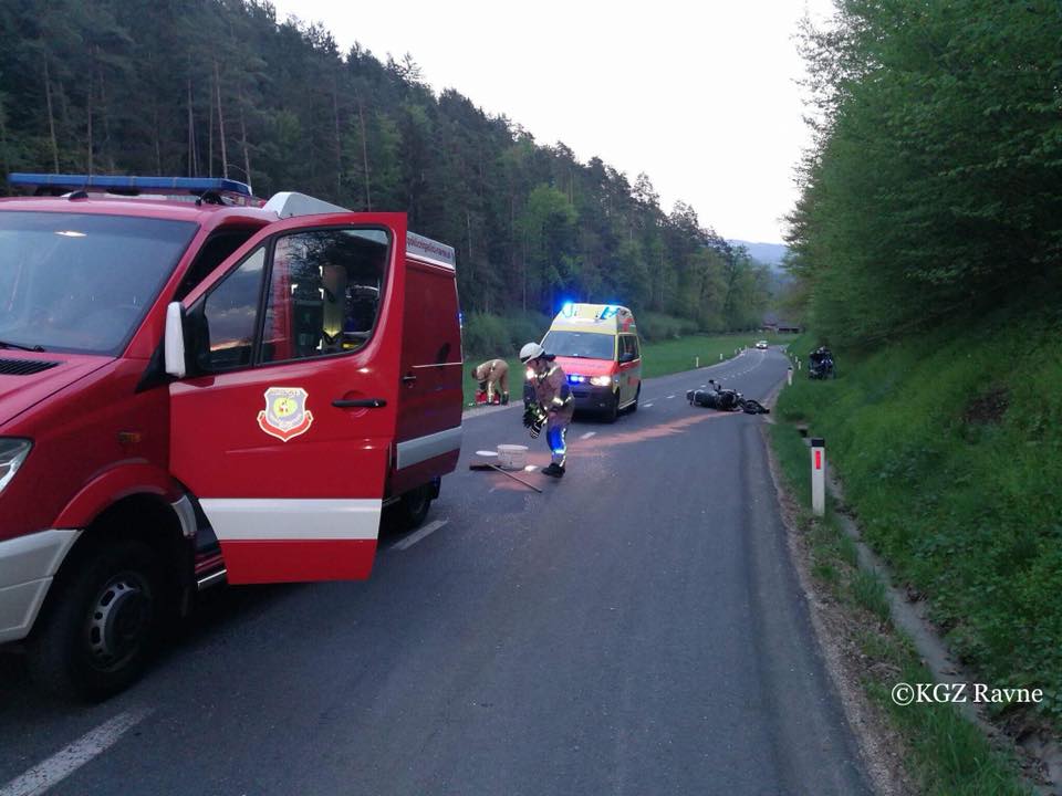 Motorist huje poškodovan v trčenju z avtom