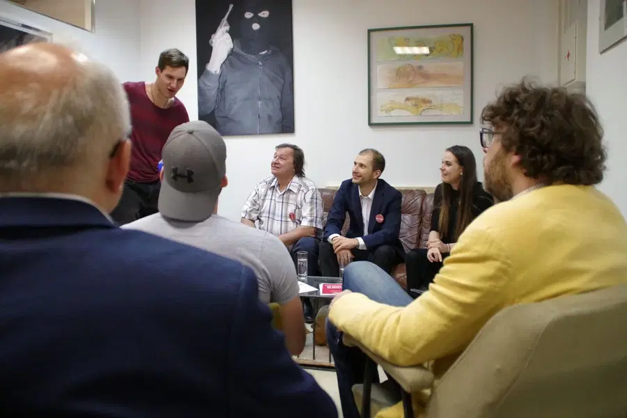 Raum AU: Od spektakla k vsebini