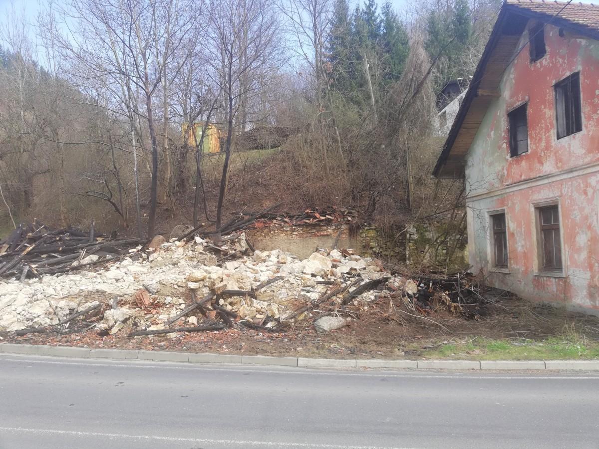 FOTO: V Otiškem Vrhu ogenj popolnoma uničil stavbo, policija preiskuje vzrok požara