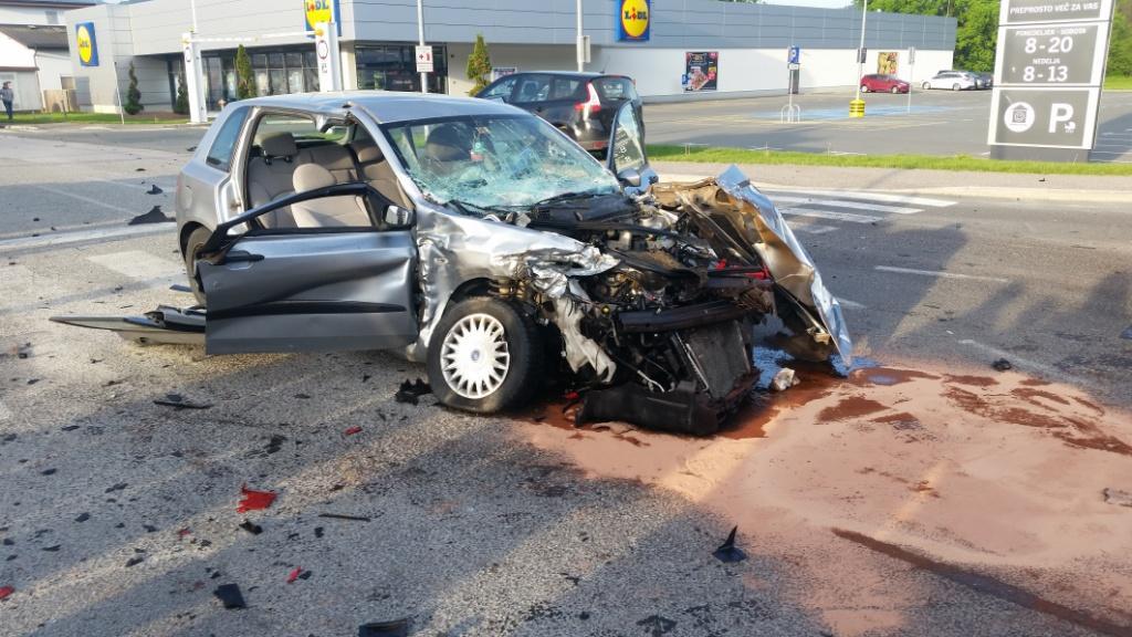 FOTO: V Radljah trčili osebno in tovorno vozilo, ena oseba ostala ukleščena v vozilu
